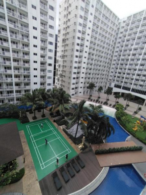 SMDC SHORE RESIDENCES near MOA pool view with balcony